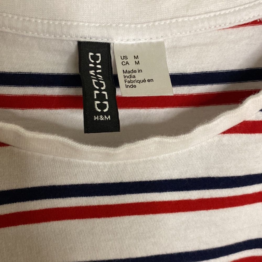 Divided cropped t-shirt. - Picture 2 of 6